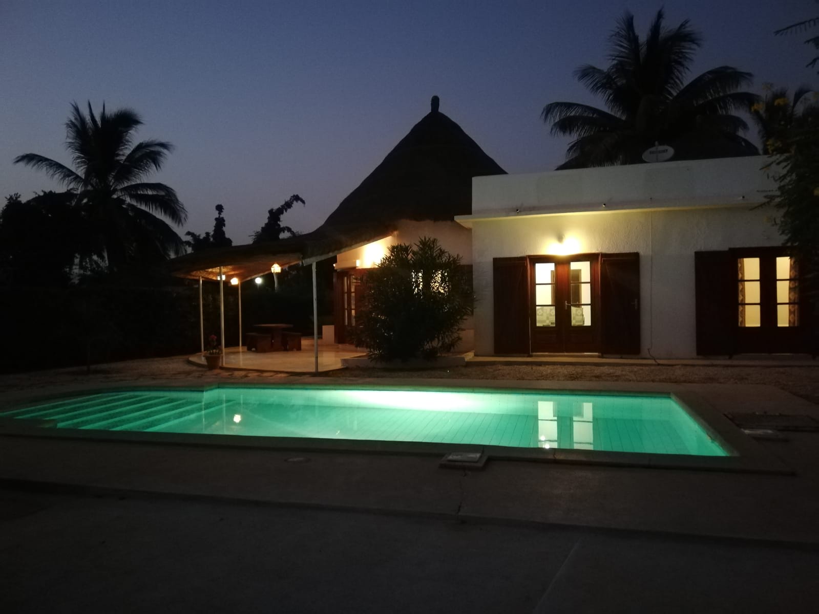LOCATION ANNUELLE dans r�sidence s�curis�e agr�able villa avec piscine proche plage et commerces