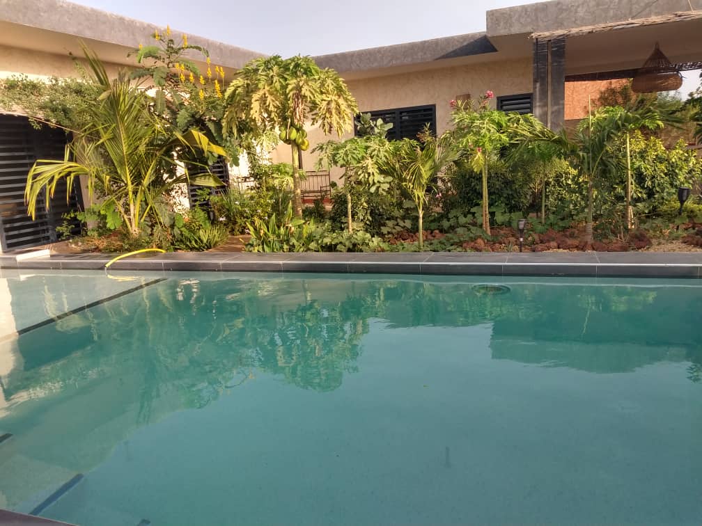 Mignonne villa de 2 ch avec piscine sur beau terrain de 500m2
