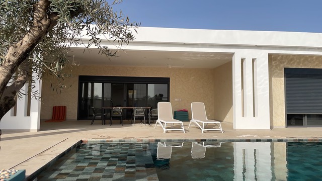 Superbe villa neuve avec piscine tres belle construction avec isolation bel environnement calme