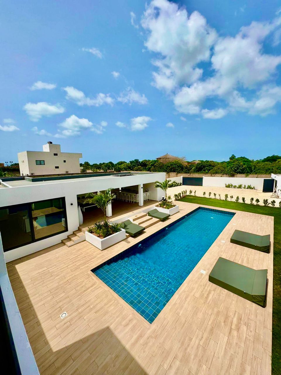 Splendide villa neuve avec piscine offrant de beaux espaces de vie  