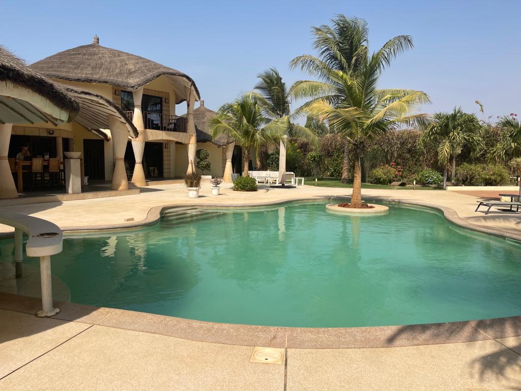 Tres belle villa avec piscine dans quartier residentiel offrant de beaux espaces de vie