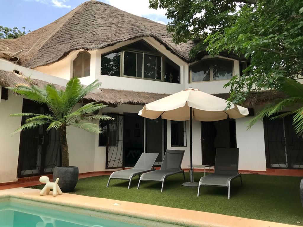 jolie villa atypique , proche mer  et commerces , belle dco , 3 chambres , 3 baobabs , piscine , 
