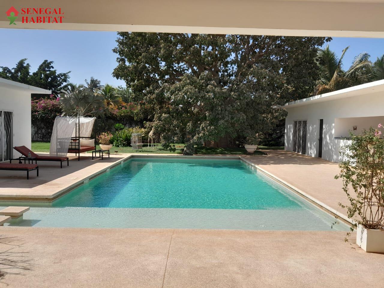 Superbe villa avec piscine offrant de trs beaux espaces de vie et un agrable jardin avec baobab